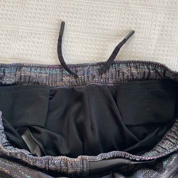 Lululemon Womens Shorts Lined - Picture 8 of 8